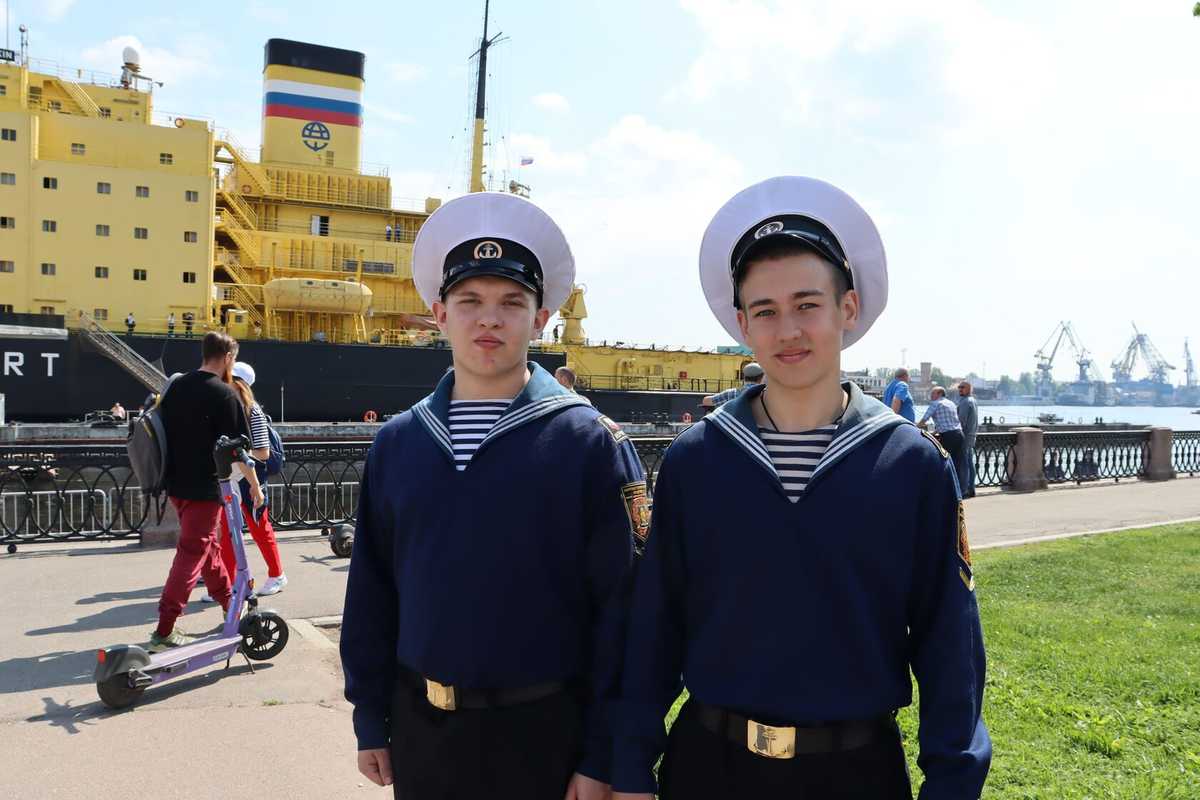 Курсанты академии – волонтеры фестиваля ледоколов