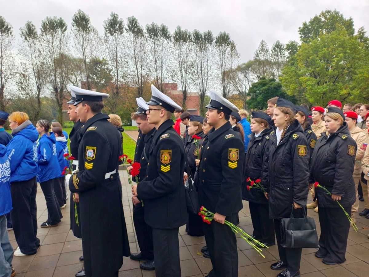 Память защитников Ленинграда почтили на кладбище «Дачное»