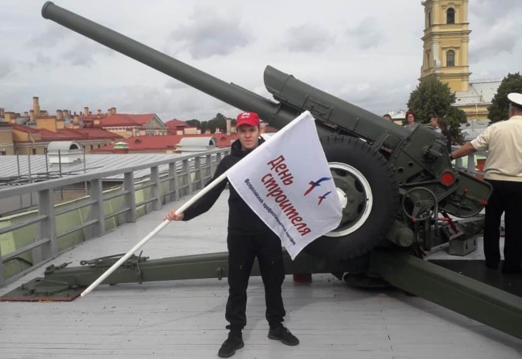Курсант Морской технической академии дал полуденный залп в честь Дня строителя Курсант Морской технической академии дал полуденный залп в честь Дня строителя