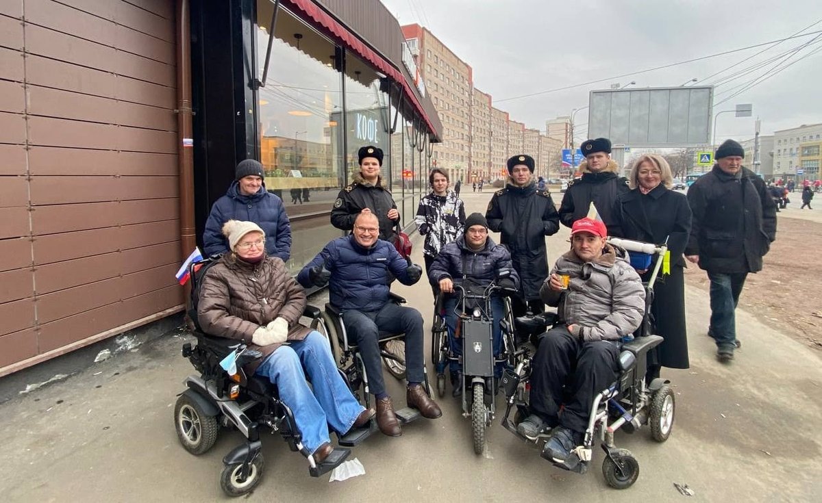 Курсанты академии помогают людям с ограниченными возможностями Курсанты академии помогают людям с ограниченными возможностями