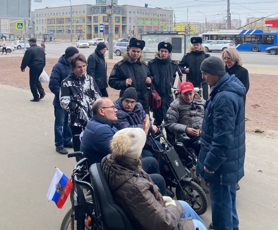 Курсанты академии помогают людям с ограниченными возможностями Курсанты академии помогают людям с ограниченными возможностями