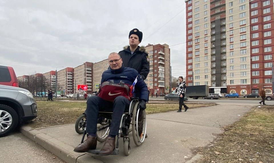 Курсанты академии помогают людям с ограниченными возможностями Курсанты академии помогают людям с ограниченными возможностями