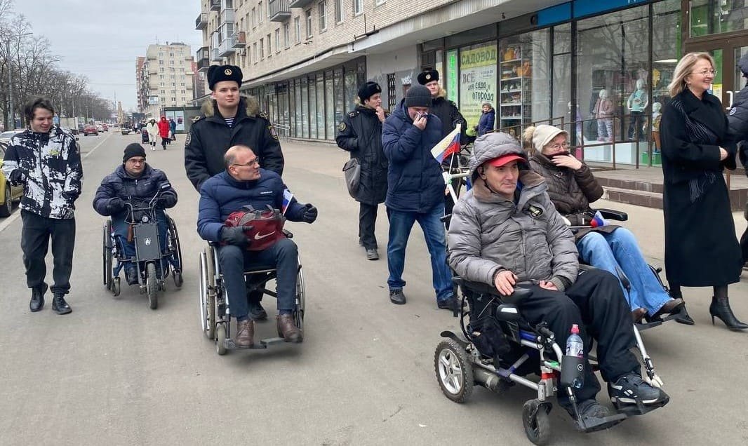 Курсанты академии помогают людям с ограниченными возможностями Курсанты академии помогают людям с ограниченными возможностями