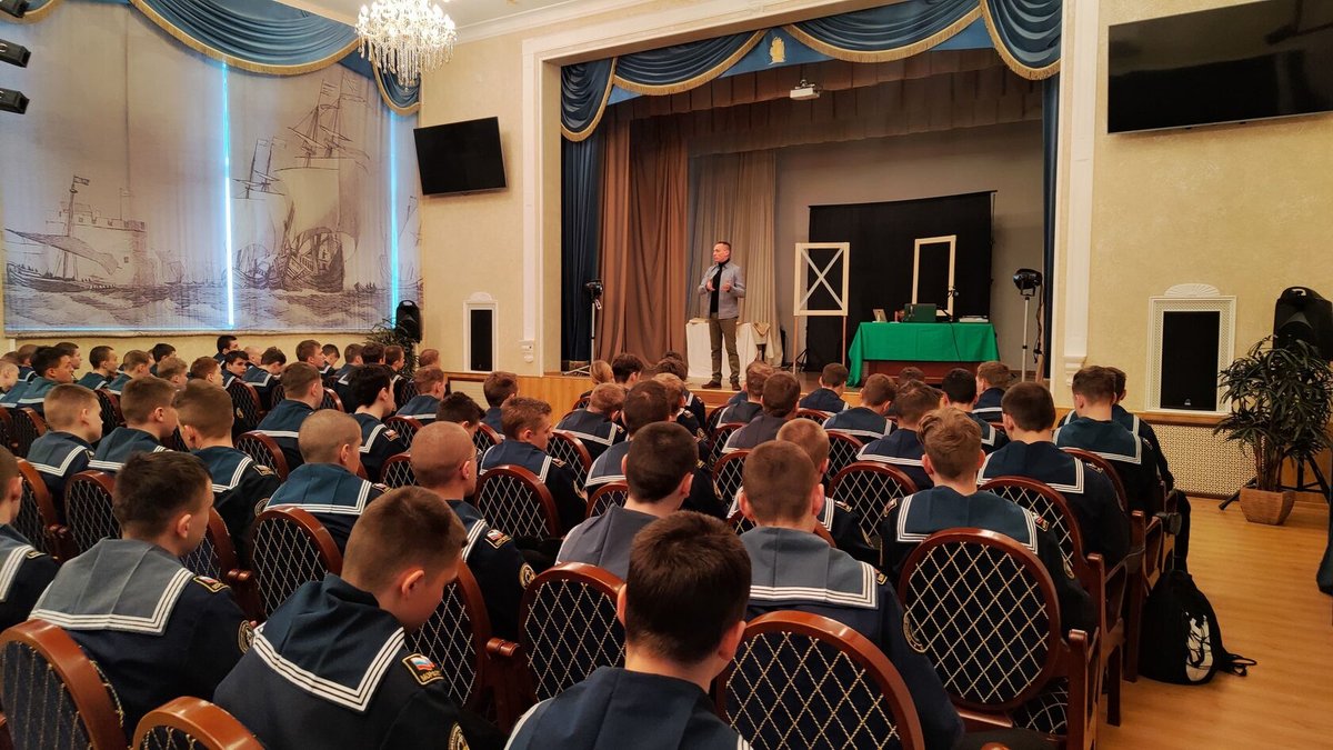 Курсанты посмотрели известный спектакль