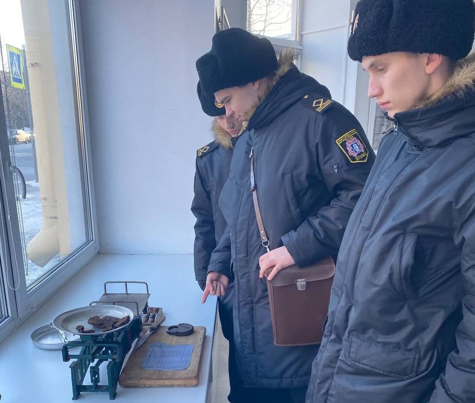 Курсанты академии посетили выставку «Ленинградский метроном»