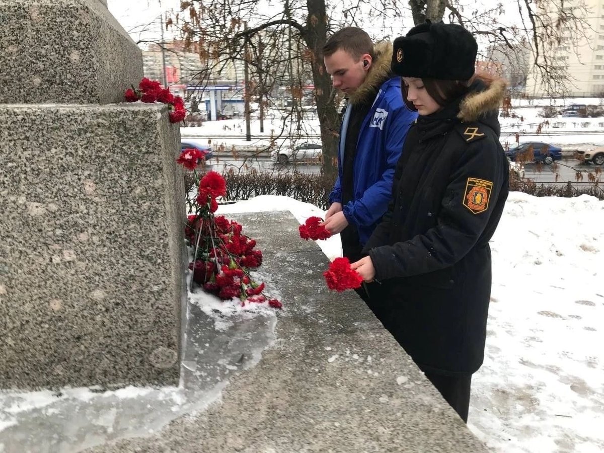 Курсанты почтили память погибших в годы войны героев Краснодона Курсанты почтили память погибших в годы войны героев Краснодона
