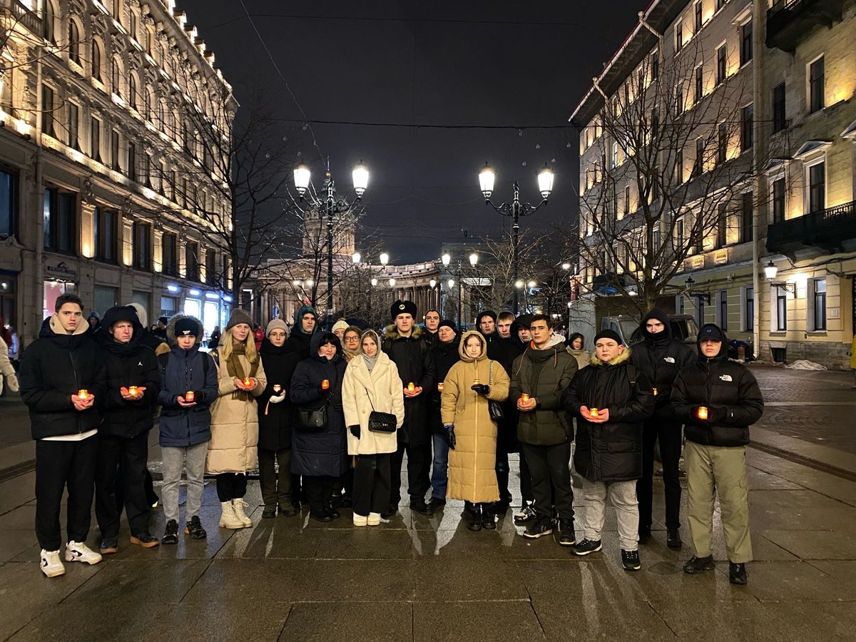 В сердце Петербурга зажглись тысячи свечей В сердце Петербурга зажглись тысячи свечей