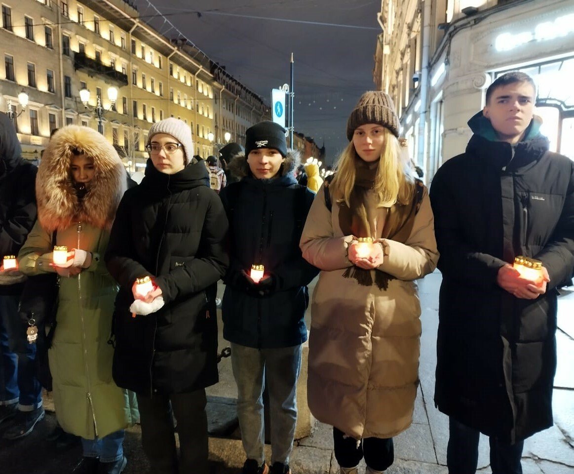 В сердце Петербурга зажглись тысячи свечей В сердце Петербурга зажглись тысячи свечей