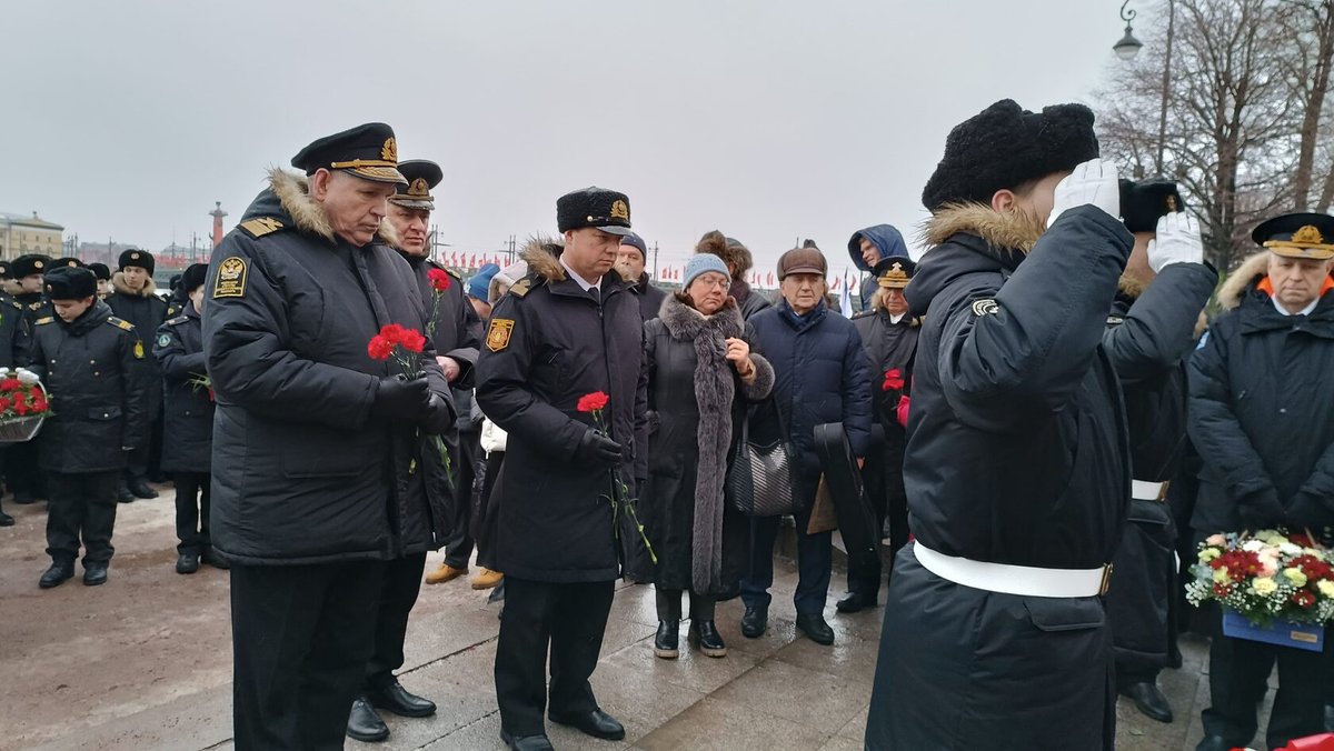 Торжественная церемония у памятника «Царь-плотник» Торжественная церемония у памятника «Царь-плотник»