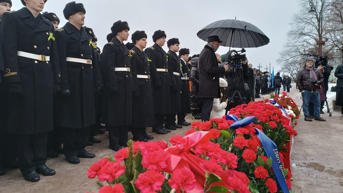 Торжественная церемония у памятника «Царь-плотник» Торжественная церемония у памятника «Царь-плотник»