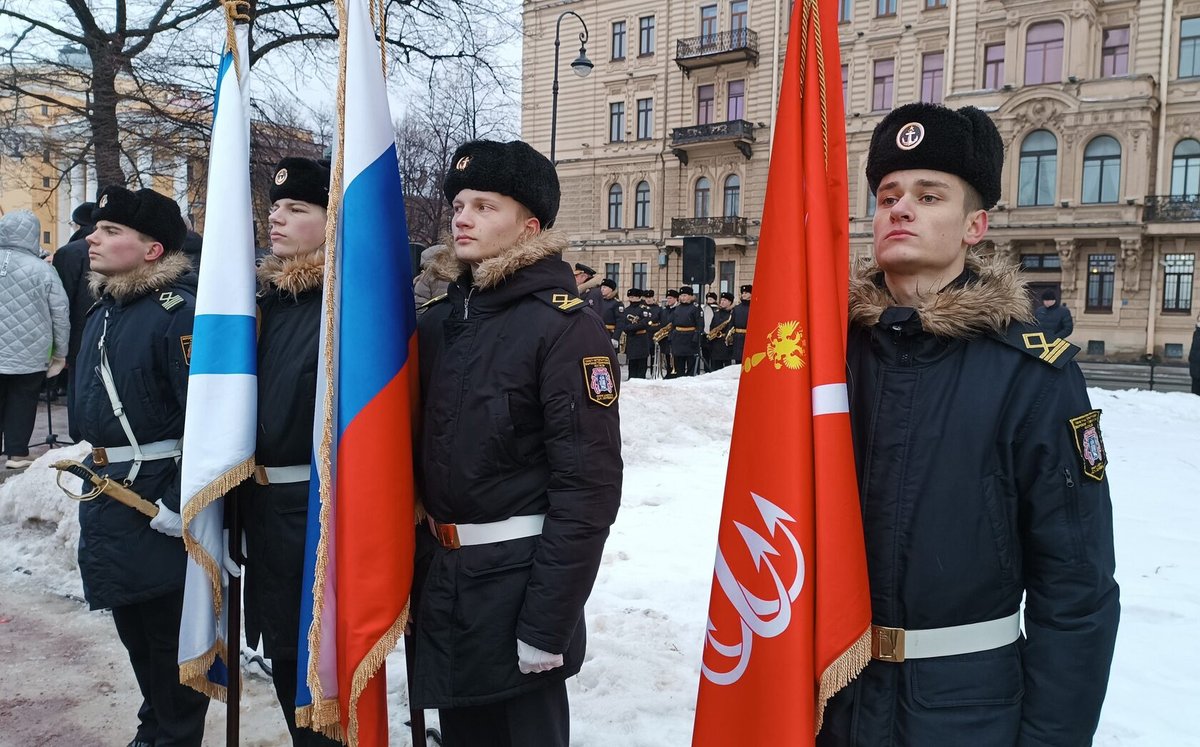 Торжественная церемония у памятника «Царь-плотник» Торжественная церемония у памятника «Царь-плотник»