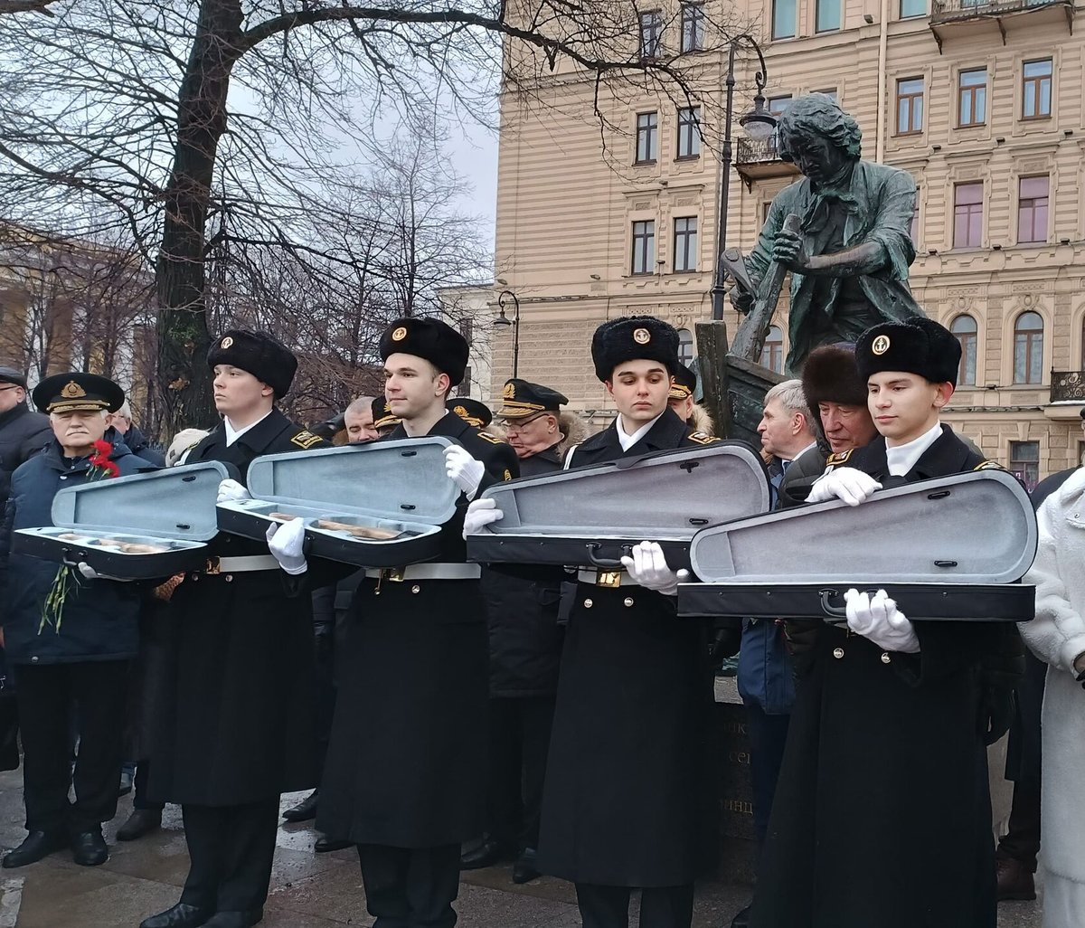 Торжественная церемония у памятника «Царь-плотник» Торжественная церемония у памятника «Царь-плотник»