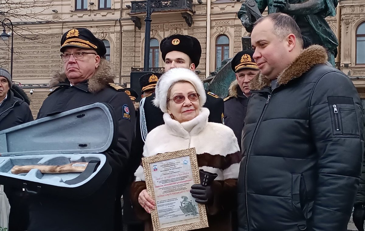 Торжественная церемония у памятника «Царь-плотник» Торжественная церемония у памятника «Царь-плотник»