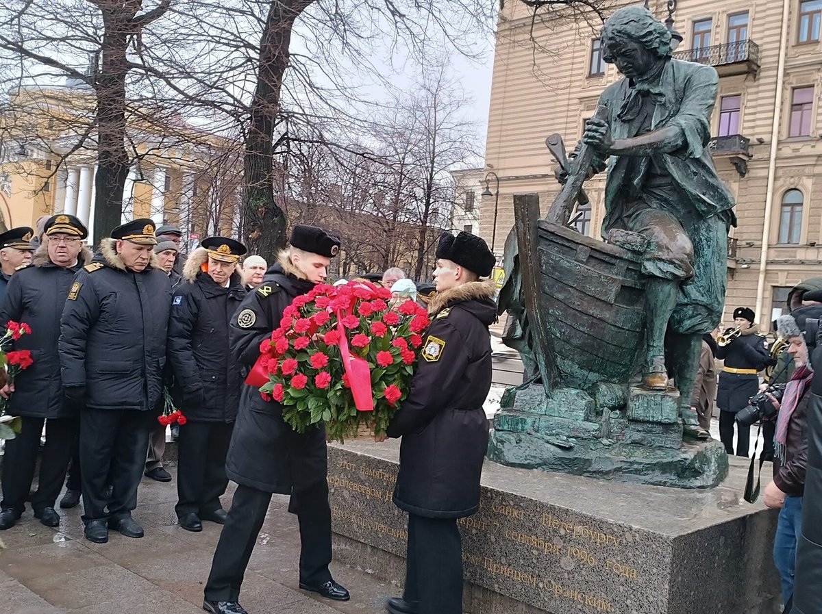 Торжественная церемония у памятника «Царь-плотник» Торжественная церемония у памятника «Царь-плотник»