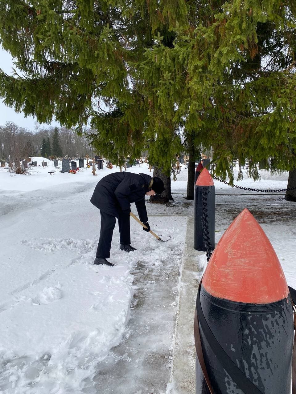Волонтерская работа по благоустройству памятных мест Волонтерская работа по благоустройству памятных мест