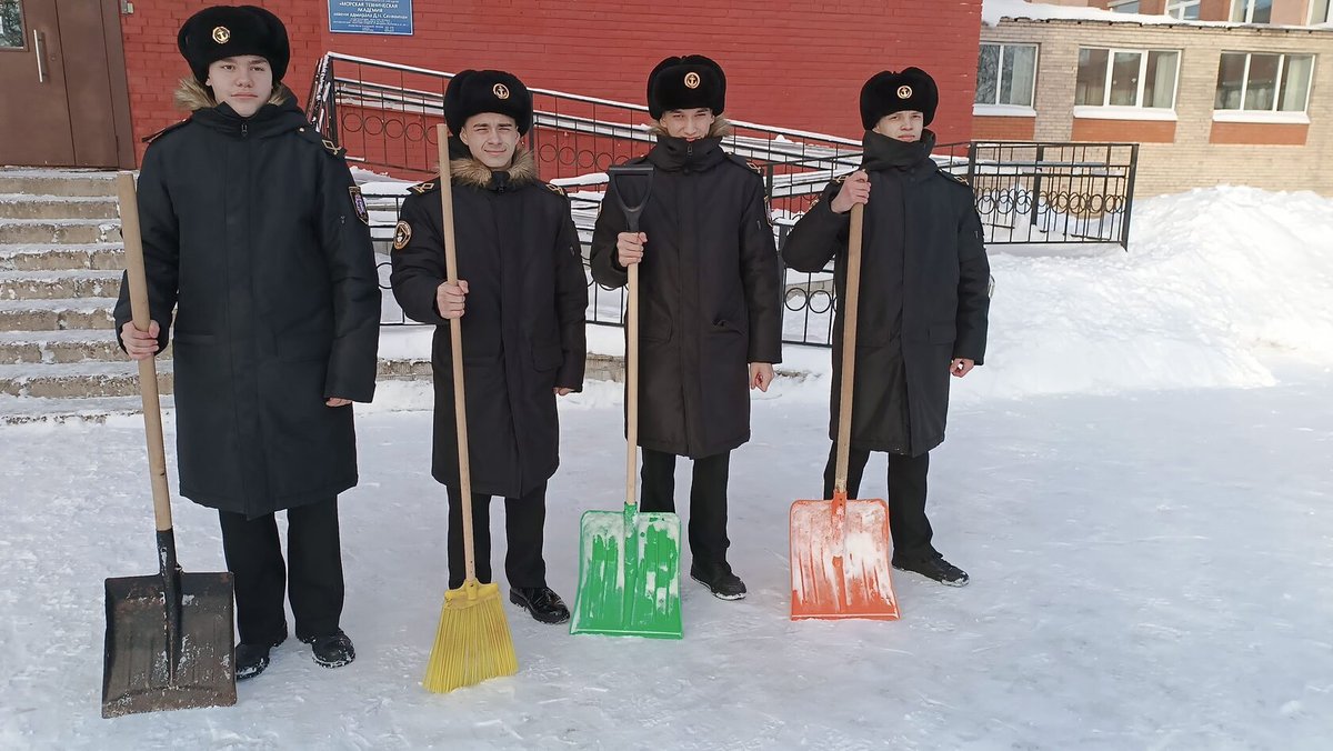 Территорию академии очистили от снега и наледи Территорию академии очистили от снега и наледи