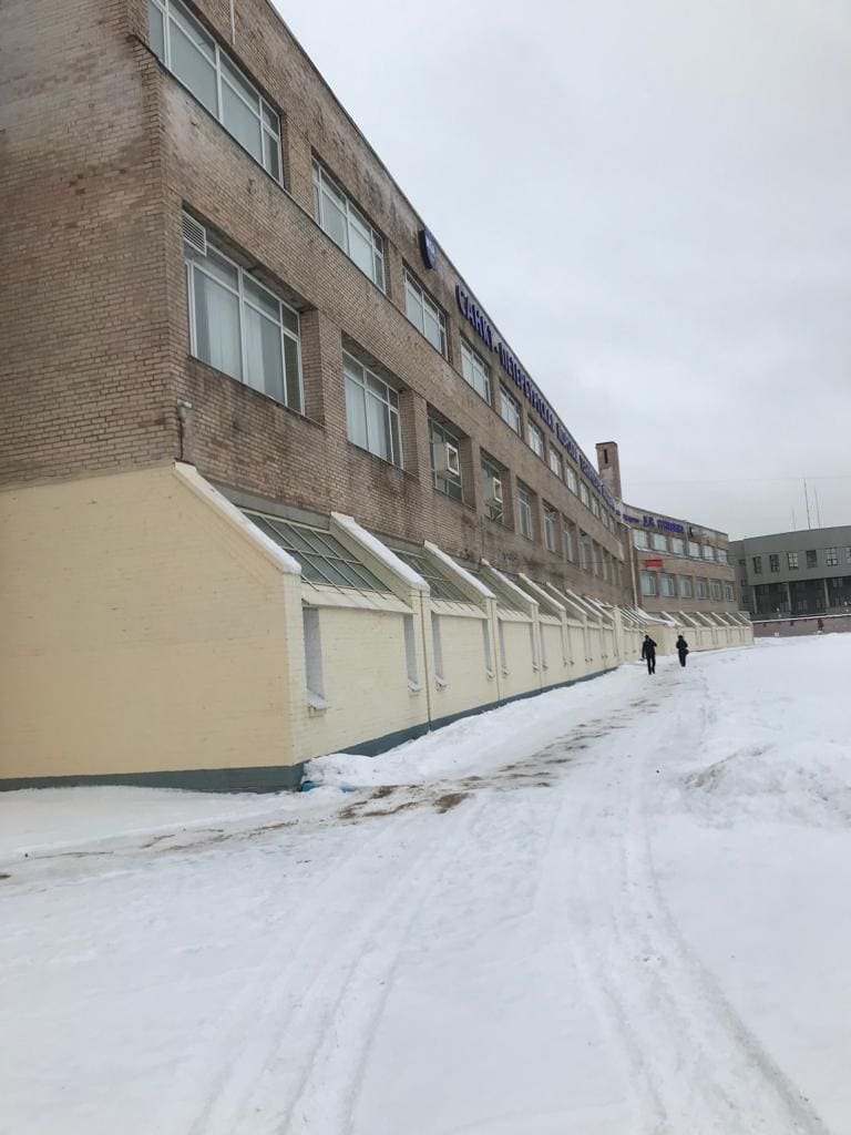 Территорию академии очистили от снега и наледи Территорию академии очистили от снега и наледи