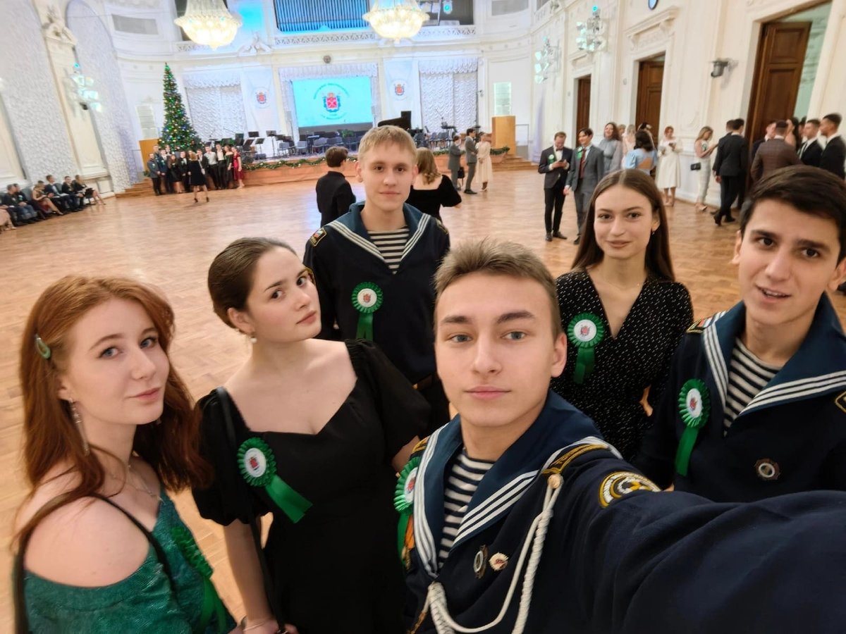 Лучшие курсанты академии побывали на Губернаторском новогоднем балу