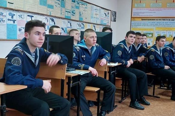 Сотрудники спецназа «Тайфун» провели урок мужества для курсантов Сотрудники спецназа «Тайфун» провели урок мужества для курсантов