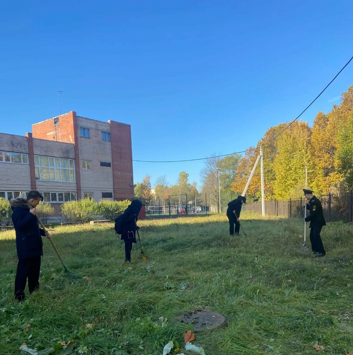 Курсанты и преподаватели академии присоединились к общегородскому субботнику Курсанты и преподаватели академии присоединились к общегородскому субботнику