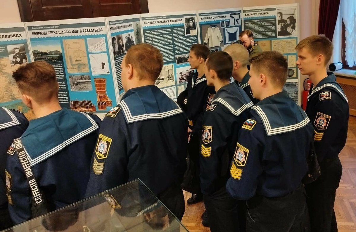 Курсанты посетили выставку "Мальчики с бантиками" Курсанты посетили выставку "Мальчики с бантиками"
