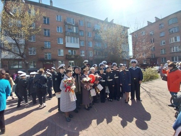 Курсанты МТА приняли участие в акции «Поздравь Ветерана» («Поём двором»)