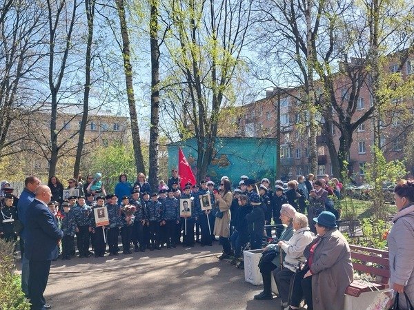 Курсанты МТА приняли участие в акции «Поздравь Ветерана» («Поём двором»)