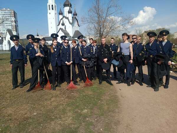Курсанты МТА на субботнике в парке Строителей Курсанты МТА на субботнике в парке Строителей