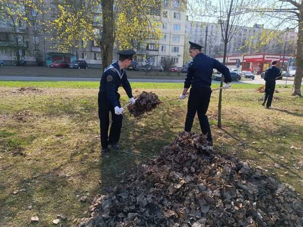 Курсанты МТА на субботнике в парке Строителей Курсанты МТА на субботнике в парке Строителей