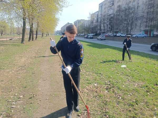 Курсанты МТА на субботнике в парке Строителей Курсанты МТА на субботнике в парке Строителей