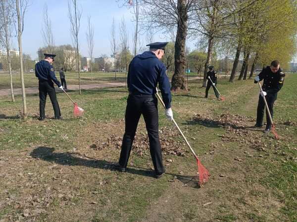 Курсанты МТА на субботнике в парке Строителей Курсанты МТА на субботнике в парке Строителей