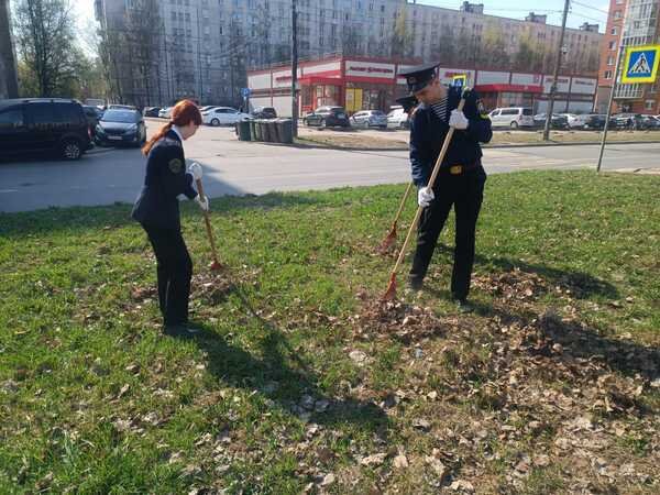 Курсанты МТА на субботнике в парке Строителей Курсанты МТА на субботнике в парке Строителей