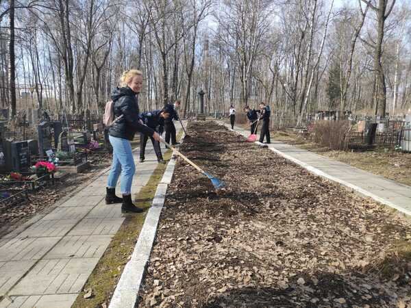 Курсанты МТА привели в порядок территорию Киновеевского кладбища Курсанты МТА привели в порядок территорию Киновеевского кладбища