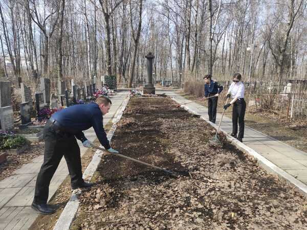 Курсанты МТА привели в порядок территорию Киновеевского кладбища Курсанты МТА привели в порядок территорию Киновеевского кладбища