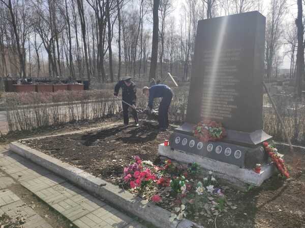 Курсанты МТА привели в порядок территорию Киновеевского кладбища Курсанты МТА привели в порядок территорию Киновеевского кладбища