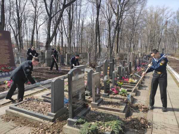Курсанты МТА привели в порядок территорию Киновеевского кладбища Курсанты МТА привели в порядок территорию Киновеевского кладбища