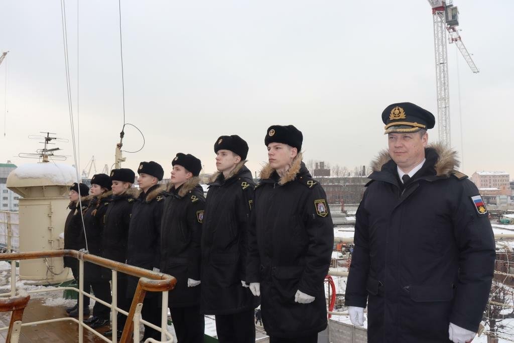 Участие в торжественном поднятии Андреевского флага на палубе музея-ледокола «Красин» Участие в торжественном поднятии Андреевского флага на палубе музея-ледокола «Красин»