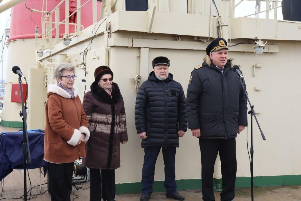 Участие в торжественном поднятии Андреевского флага на палубе музея-ледокола «Красин» Участие в торжественном поднятии Андреевского флага на палубе музея-ледокола «Красин»