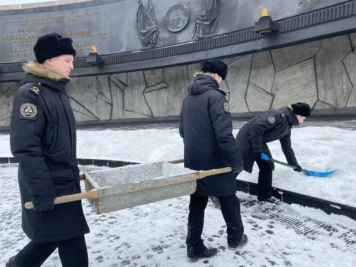 Уборка у Музея Героическим Уборка у Музея Героическим