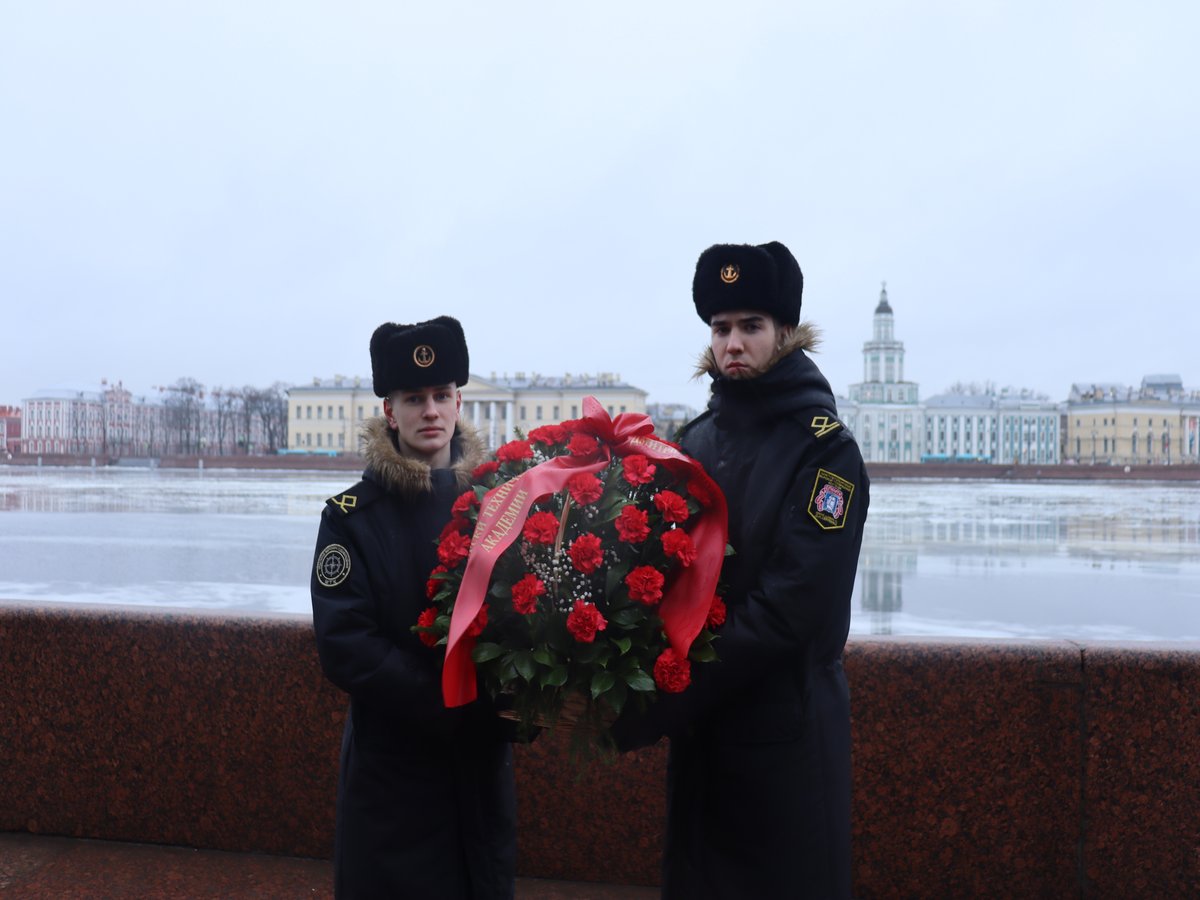 Торжественный митинг у памятника Торжественный митинг у памятника