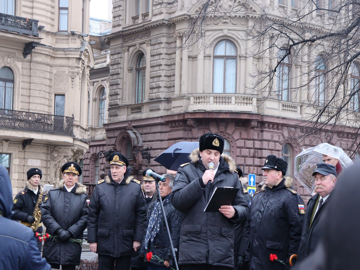 Торжественный митинг у памятника Торжественный митинг у памятника