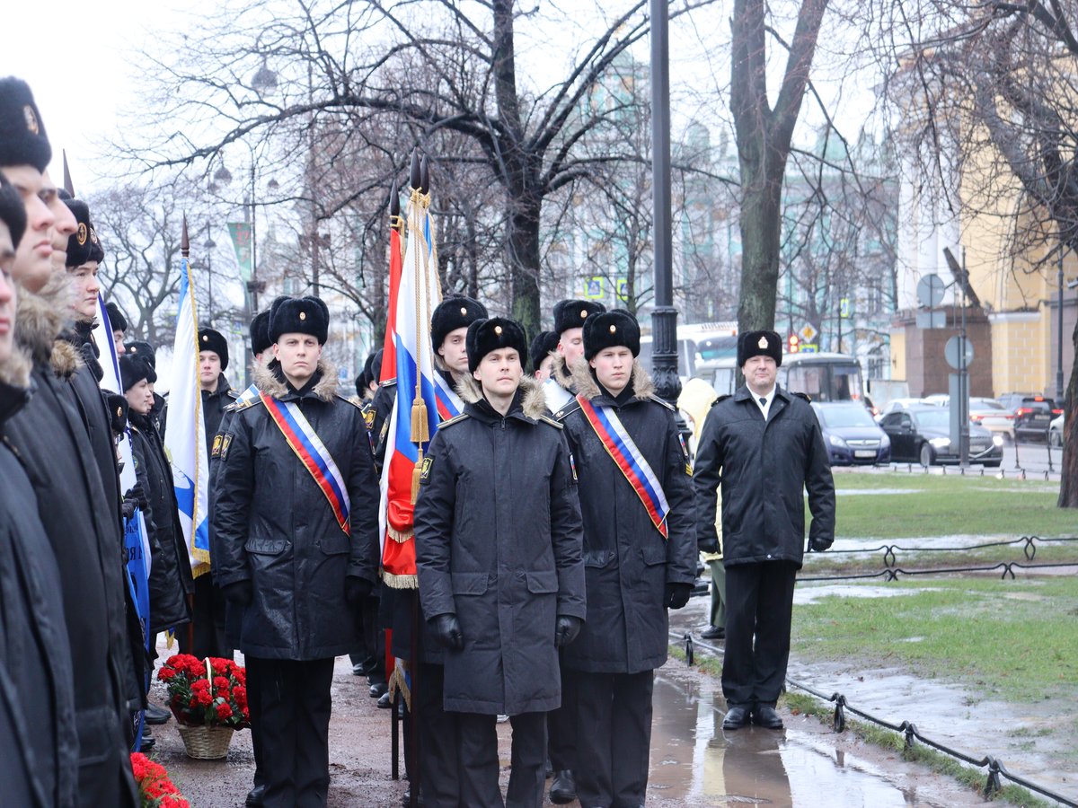 Торжественный митинг у памятника Торжественный митинг у памятника