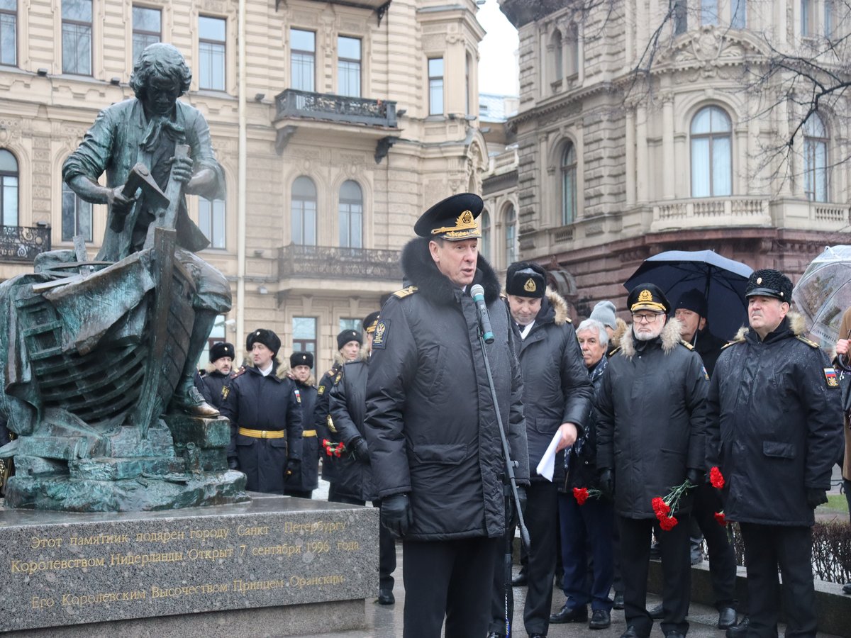 Торжественный митинг у памятника Торжественный митинг у памятника