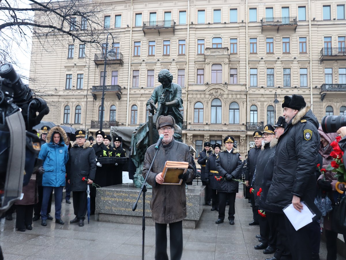 Торжественный митинг у памятника Торжественный митинг у памятника