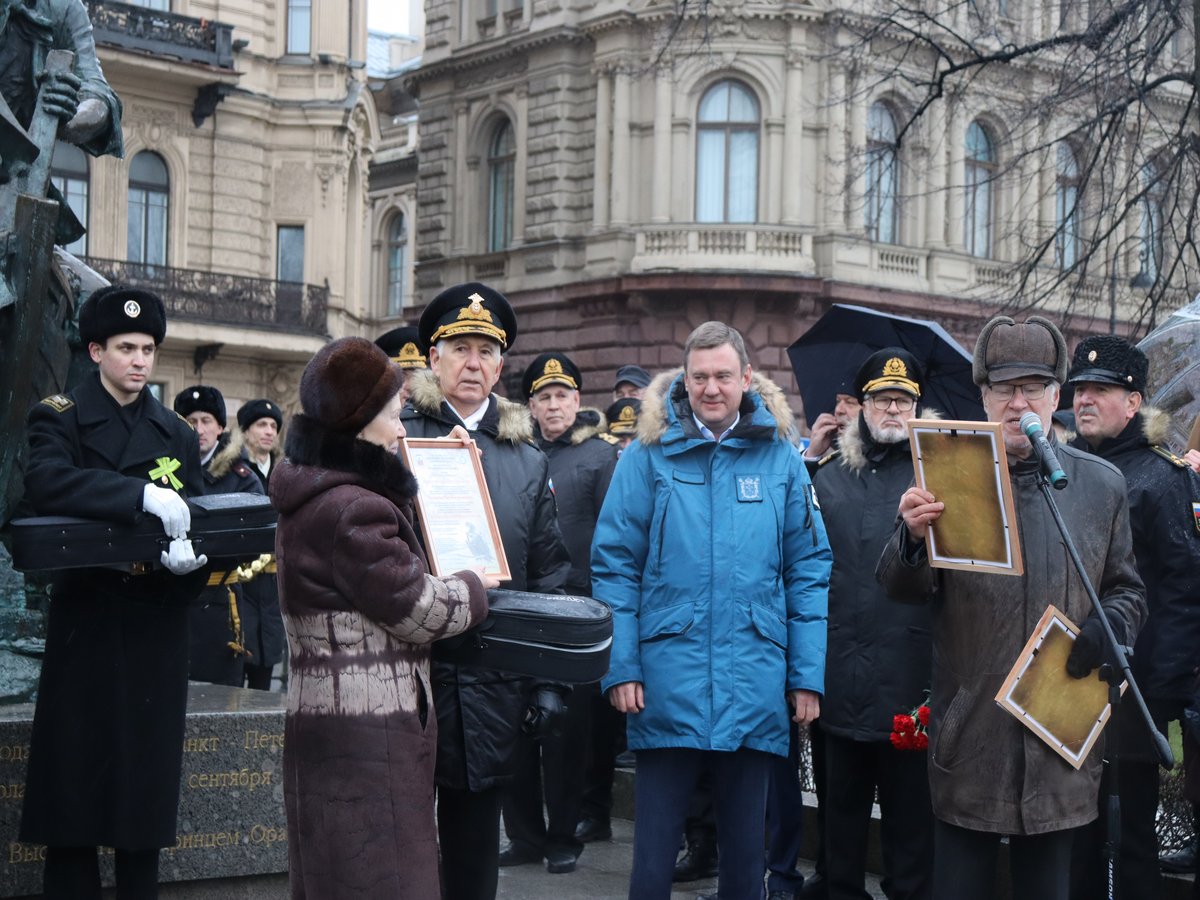 Торжественный митинг у памятника Торжественный митинг у памятника