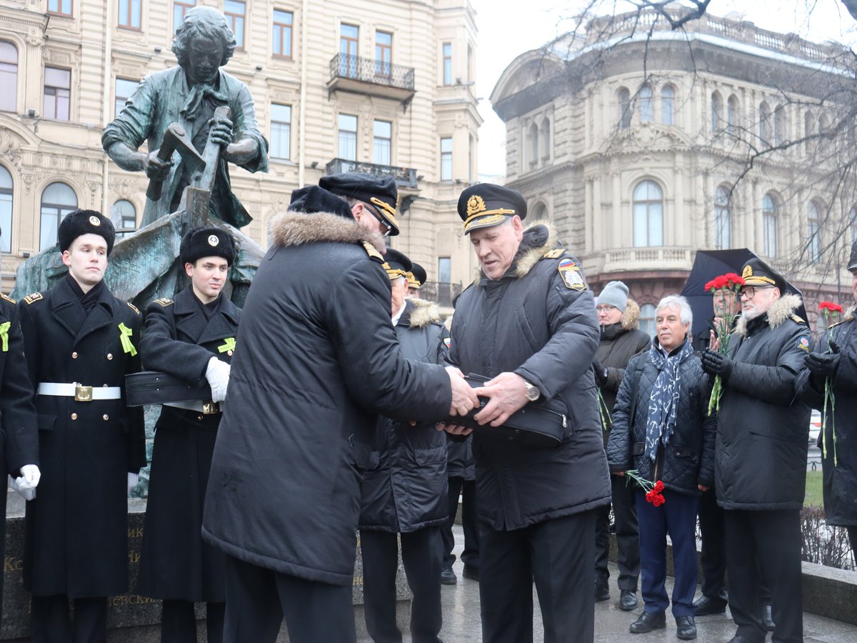 Торжественный митинг у памятника Торжественный митинг у памятника