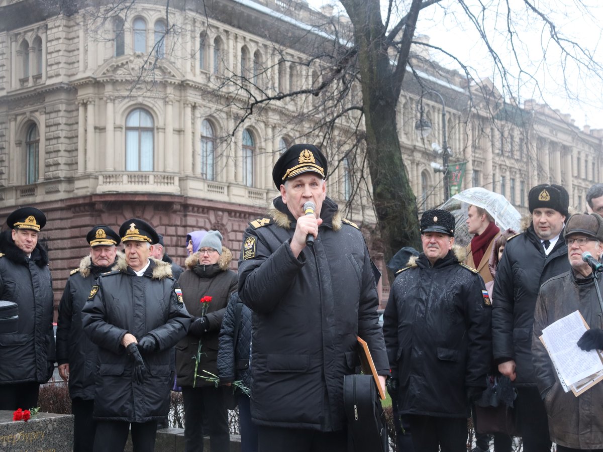 Торжественный митинг у памятника Торжественный митинг у памятника