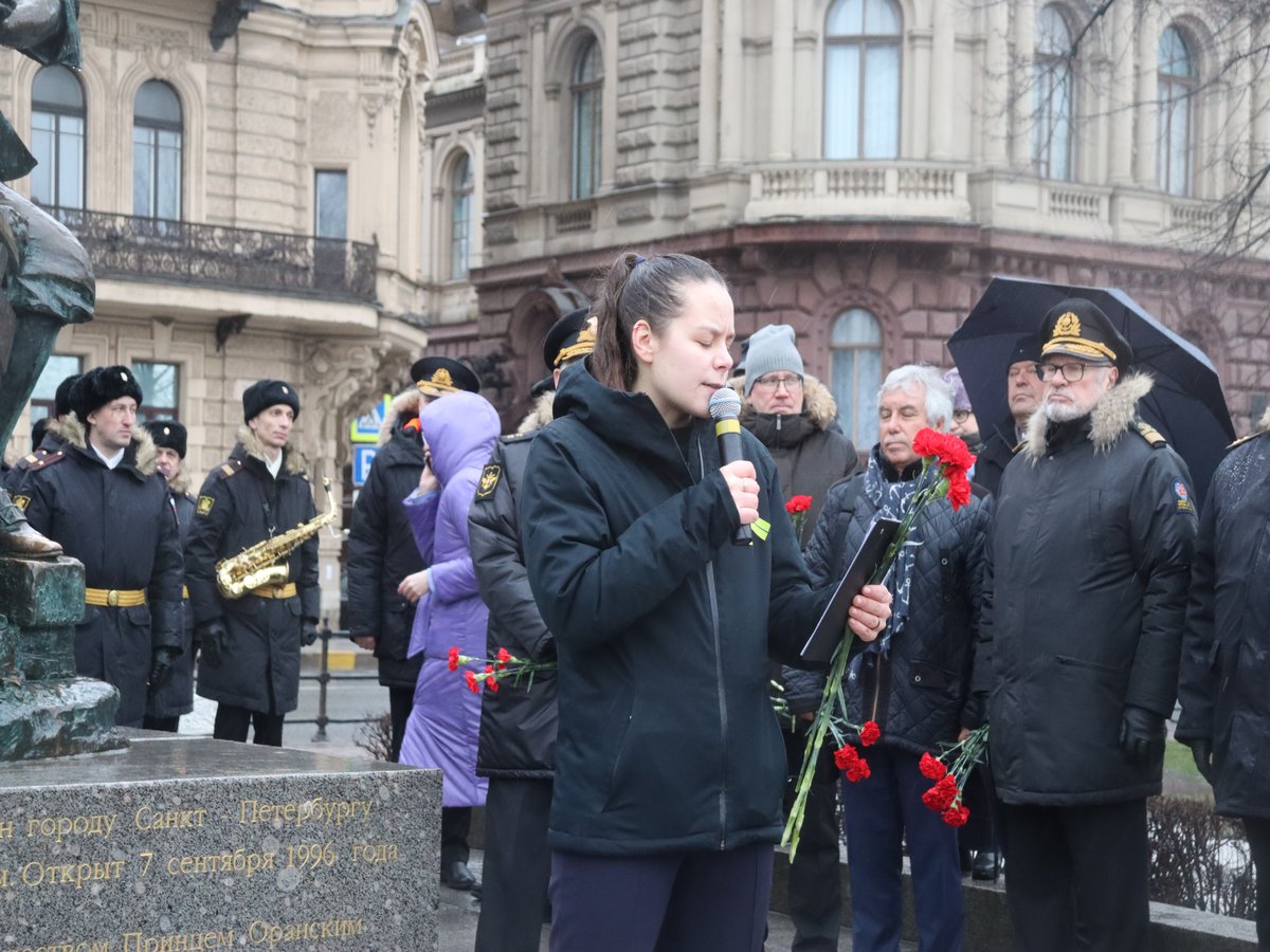 Торжественный митинг у памятника Торжественный митинг у памятника