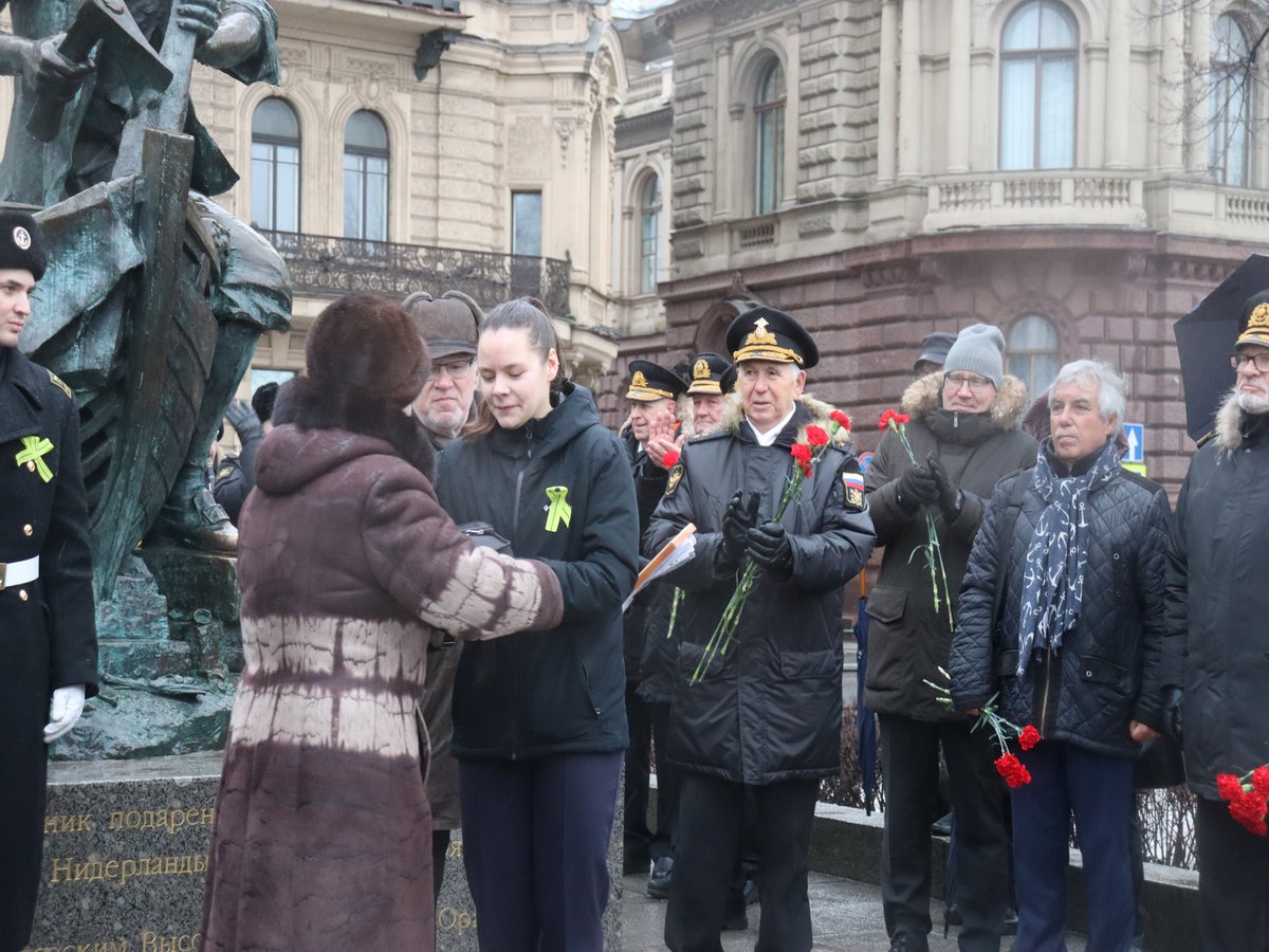 Торжественный митинг у памятника Торжественный митинг у памятника