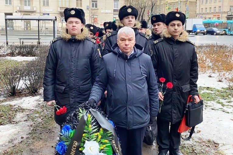 Возложение цветов к памятнику Маринеско